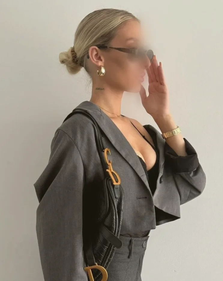 Ellie, 20